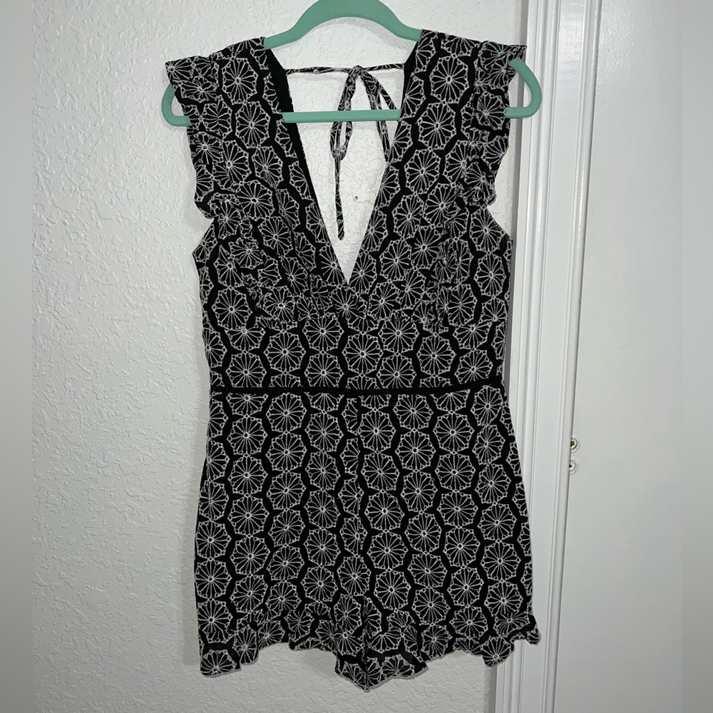 Black and white Lacey floral printed romper SZ Med